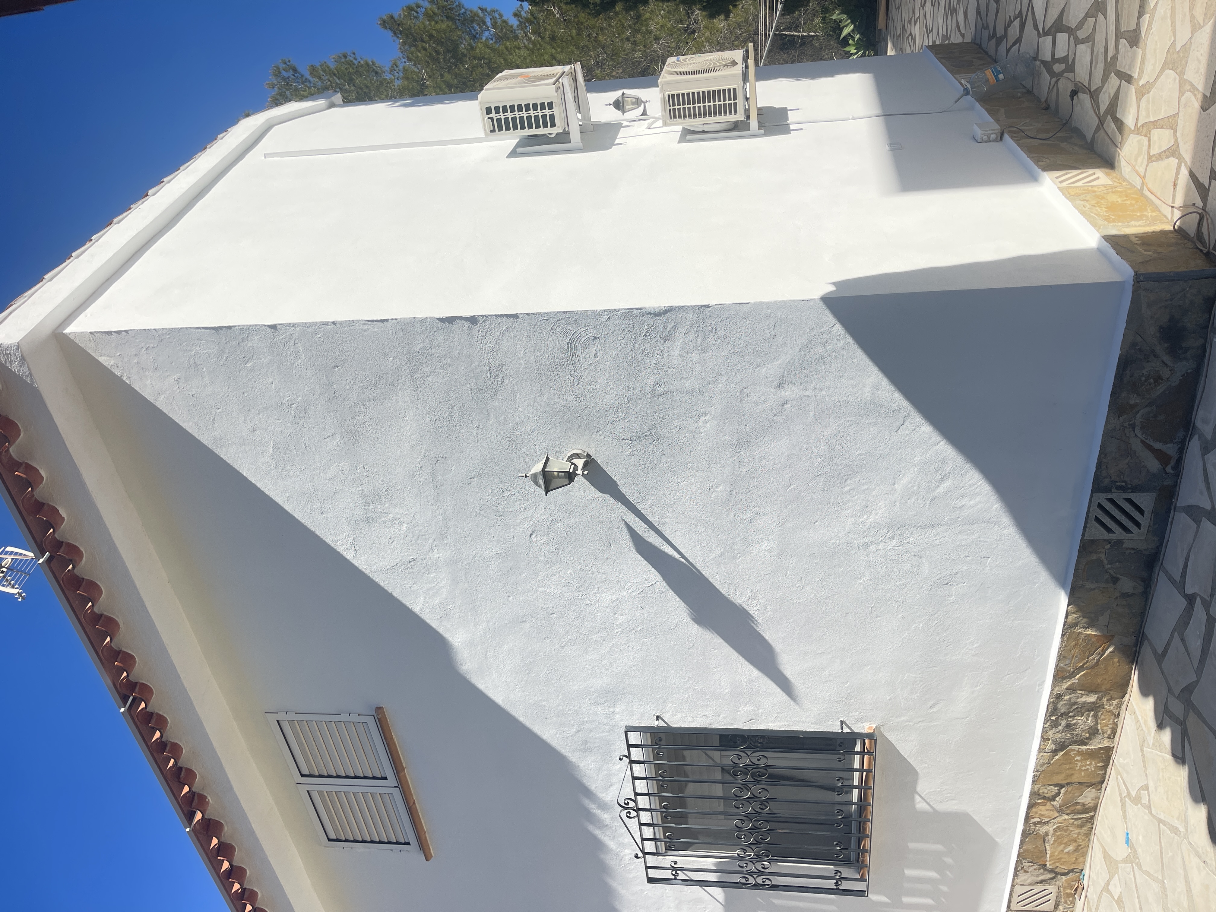 Villa con piscina después de pintar
