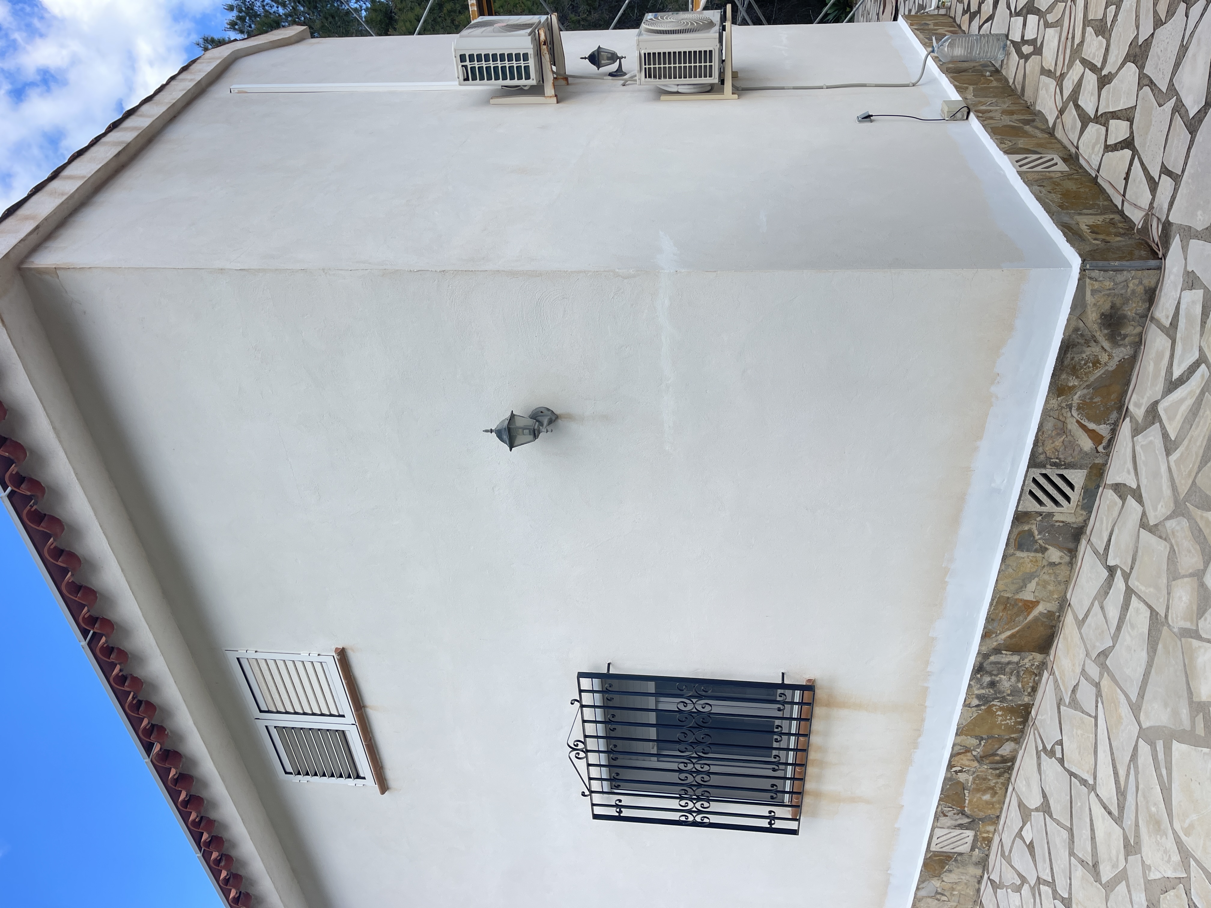 Villa con piscina antes de pintar