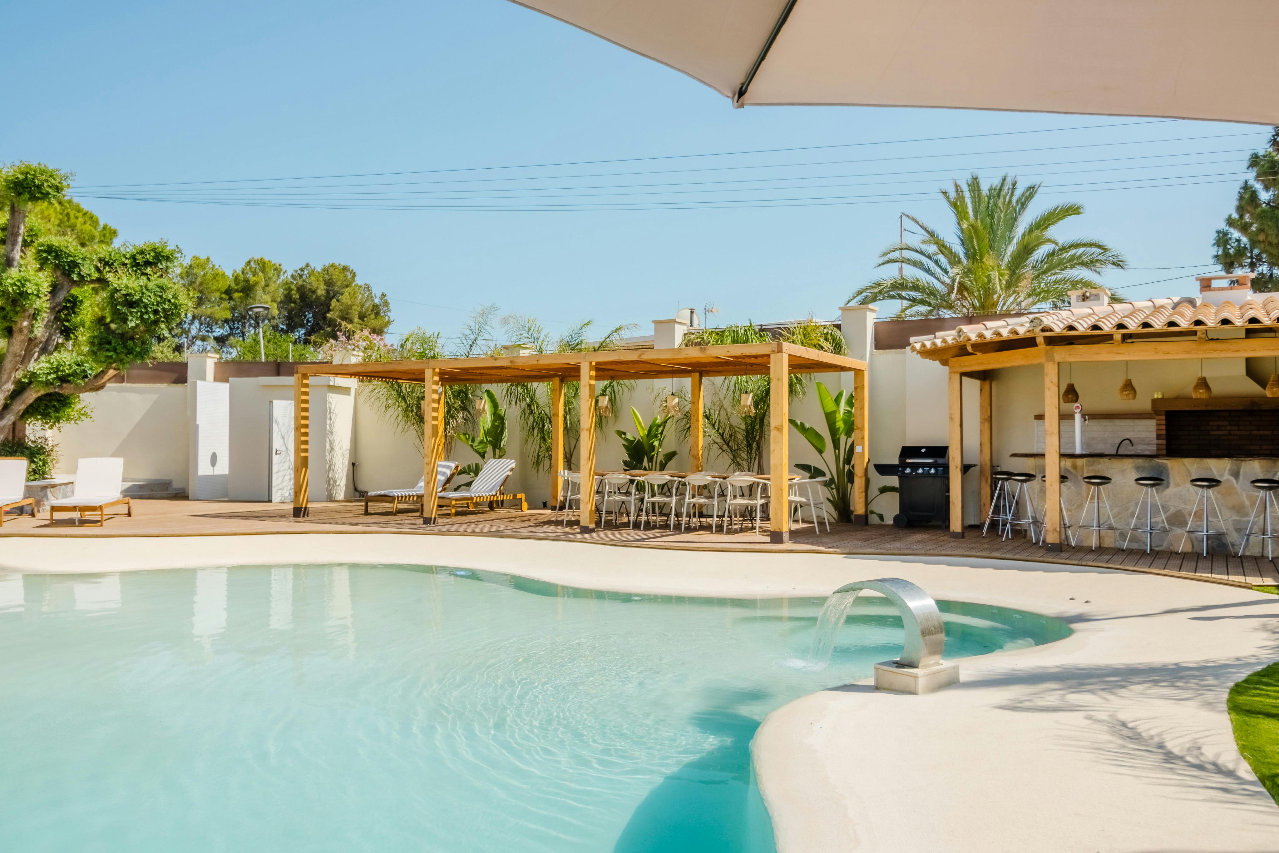 Terraza decorada tras pintura — resultado final en vivienda de Costa Blanca