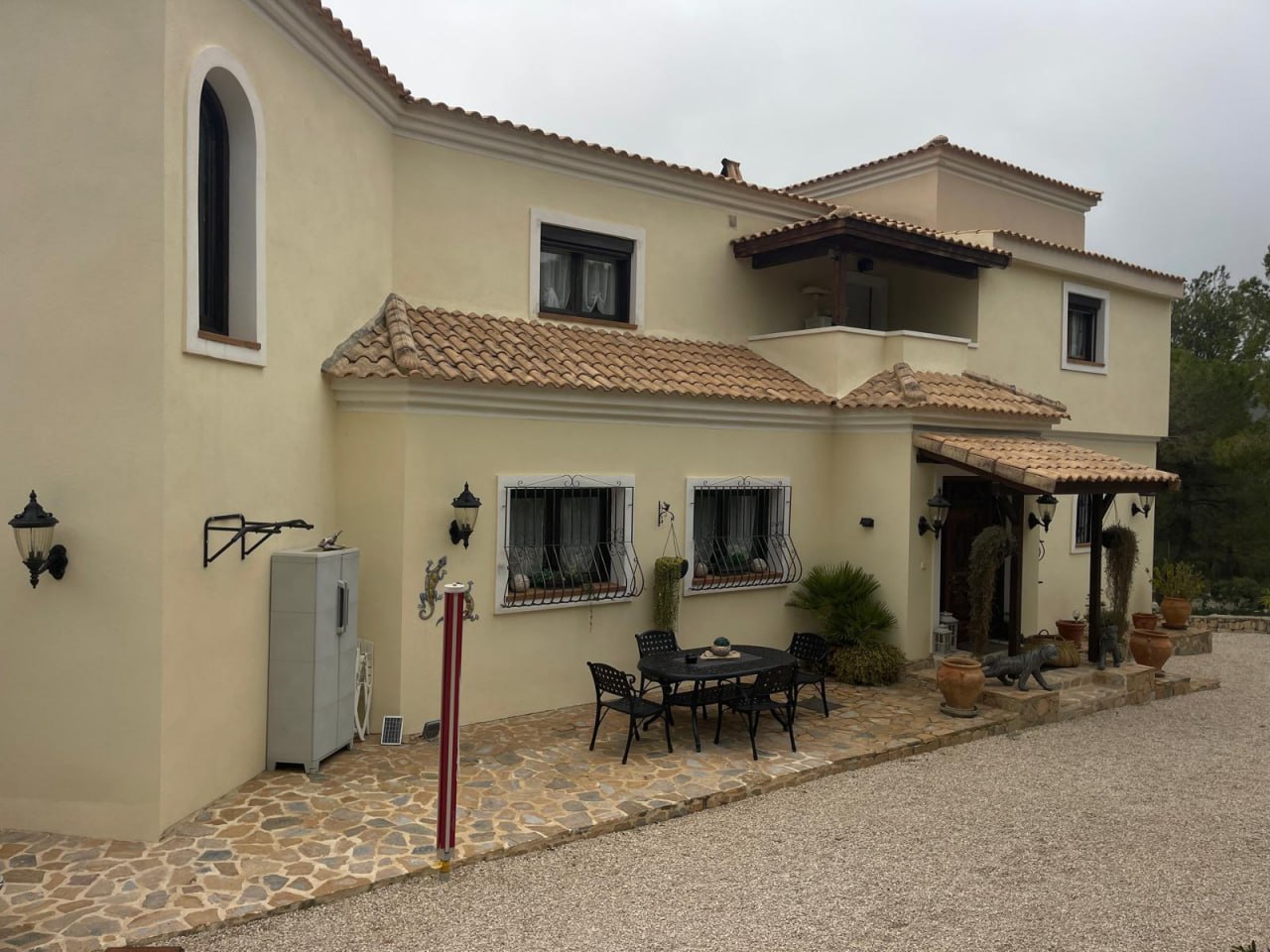 Operario aplicando pintura airless en fachada Costa Blanca
