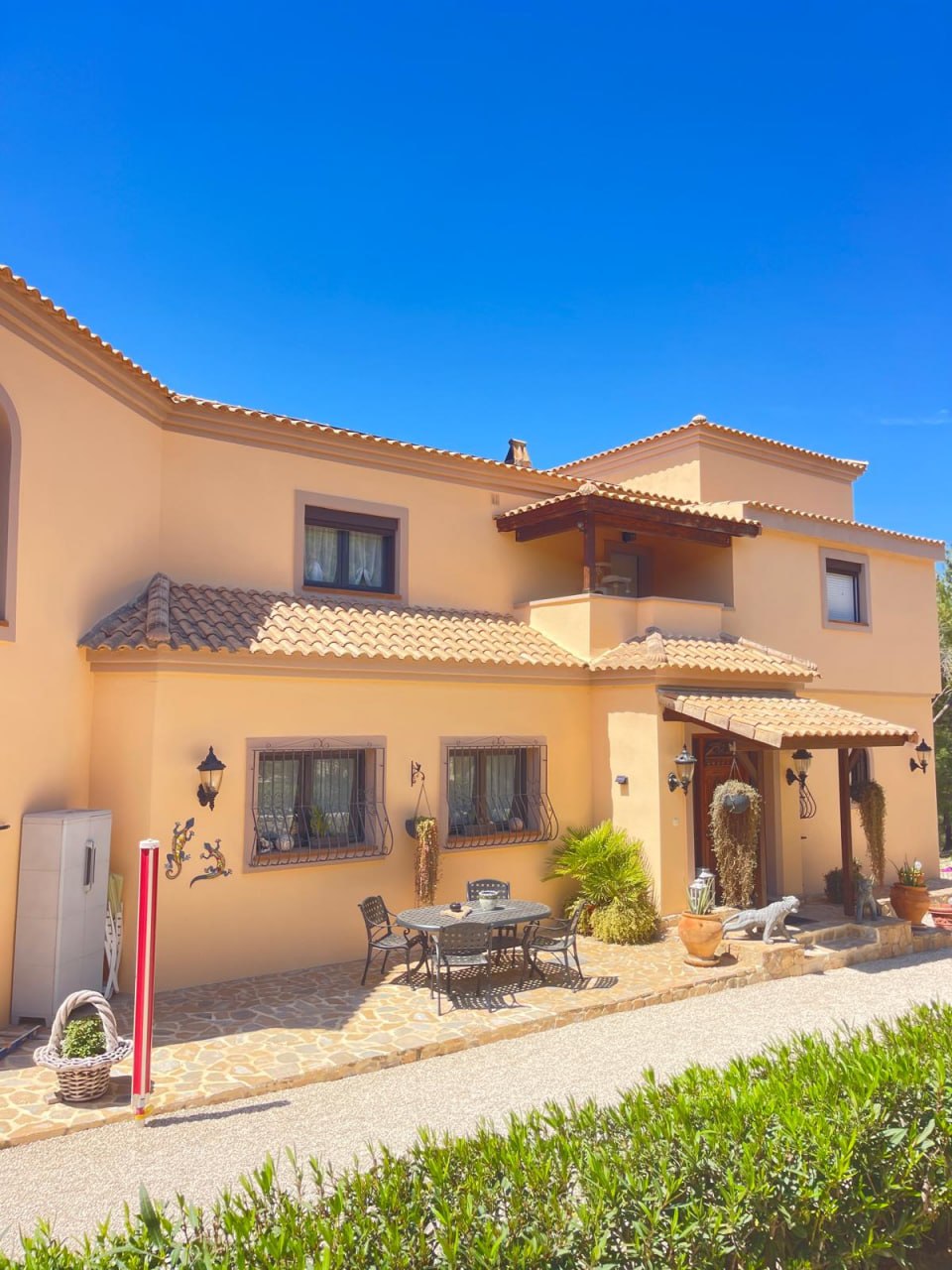 Fachada con suciedad antes de pintar — villa Costa Blanca