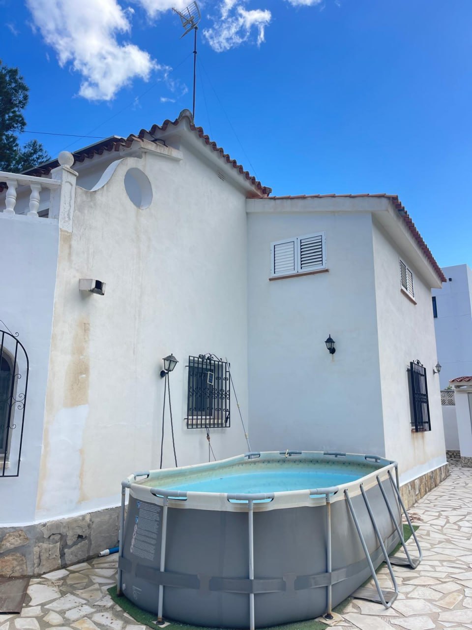 Fachada antes de pintar — villa Costa Blanca manchas humedad