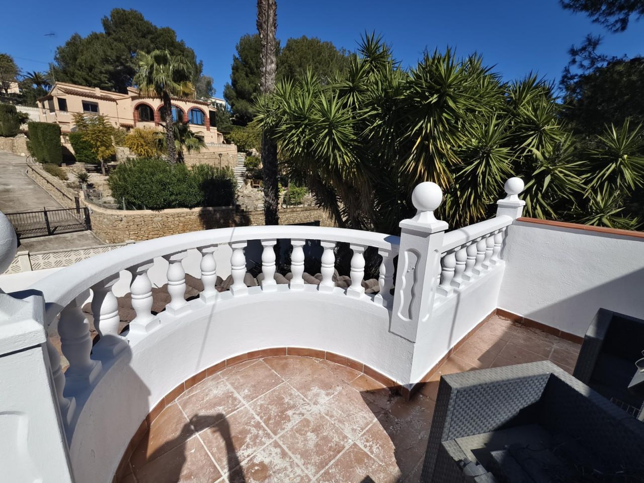 Terraza después — barandillas blancas renovadas CostaPintura